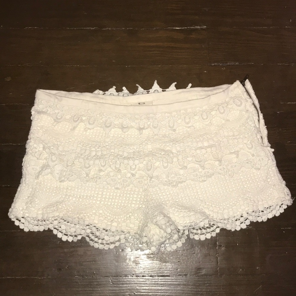 Low rise lace shorts with side zipper